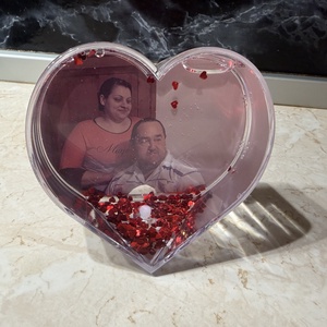 Egyedi fényképes szív alakú hógömb � személyes ajándék pároknak, évfordulóra - kellékek & szerszámok - hobby fa alapanyag - képkeret - Meska.hu