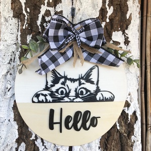 Cicás Hello ajtódísz, Otthon & Életmód, Dekoráció, Ajtó- és ablak dekoráció, Ajtódísz & Kopogtató, Famegmunkálás, MESKA