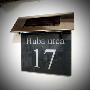 Antracit világitó LED-es napelemes házszám tábla - otthon & életmód - ház & kert - házszám - Meska.hu