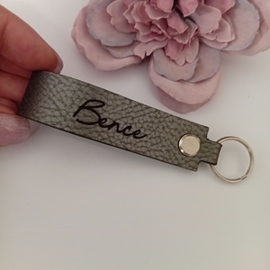 Bőr egyedi gravírozott kulcstartó  - Meska.hu