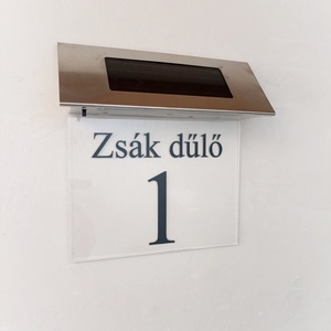 Világitó LED-es napelemes házszám tábla - otthon & életmód - ház & kert - házszám - Meska.hu