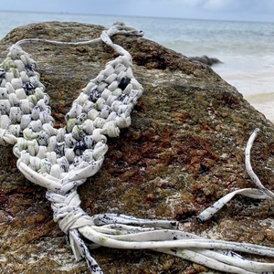 Makramé nyaklánc, Tarka mintás, V minta - ékszer - nyaklánc - bojtos nyaklánc - Meska.hu