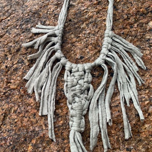 Makramé nyaklánc, khaki színű  - Meska.hu