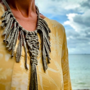 Makramé nyaklánc, khaki színű  - ékszer - nyaklánc - bojtos nyaklánc - Meska.hu