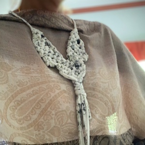 Makramé nyaklánc, Tarka mintás, V minta - ékszer - nyaklánc - bojtos nyaklánc - Meska.hu