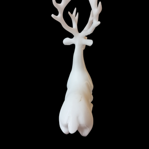 Fehér fekvő dekorációs szarvas - karácsony - karácsonyi lakásdekoráció - karácsonyi lakásdíszek - Meska.hu