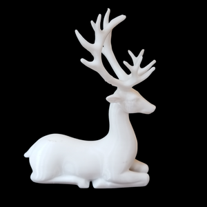 Fehér fekvő dekorációs szarvas - karácsony - karácsonyi lakásdekoráció - karácsonyi lakásdíszek - Meska.hu