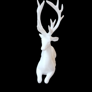 Fehér fekvő dekorációs szarvas - karácsony - karácsonyi lakásdekoráció - karácsonyi lakásdíszek - Meska.hu