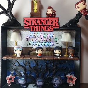 Stranger Things Kinder Joy figura tartó – Willék nappalija-LED világítással, Otthon & Életmód, Dekoráció, Asztal és polc dekoráció, Dekorációs tál, tartó, Mindenmás, Stranger Things Kinder Joy figura tartó – Willék nappalija
A Stranger Things ikonikus Byers-nappali..., MESKA