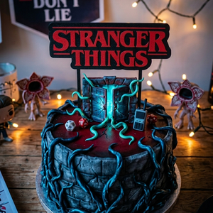 Egyedi Stranger Things tortabeszúró dísz  - otthon & életmód - konyhafelszerelés, tálalás - sütés, főzés - sütidísz - Meska.hu