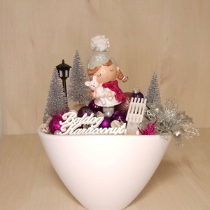 Adventi asztali dekor cuki kislánnyal, Karácsony, Karácsonyi lakásdekoráció, Karácsonyi ajtódíszek, Virágkötés, MESKA