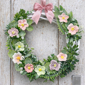 Kerámia virágokkal készült koszorú, Otthon & Életmód, Dekoráció, Ajtó- és ablak dekoráció, Ajtódísz & Kopogtató, , MESKA