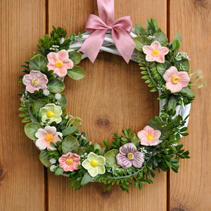 Kerámia virágokkal készült koszorú - otthon & életmód - dekoráció - ajtó- és ablak dekoráció - ajtódísz & kopogtató - Meska.hu