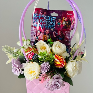 Ballagási virág táska, Otthon & Életmód, Virágdekoráció, Virágok, Virágcsokor, Virágkötés, Ballagási virág táska mérete kb 35cm.

Mindegyikbe van meglepetés figura vagy plüss, tollal vagy ce..., MESKA