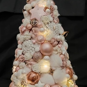 Egyedi karácsonyi rózsaszín-fehér asztali dísz LED világítással - karácsony - karácsonyi lakásdekoráció - karácsonyfa, grincsfa - Meska.hu