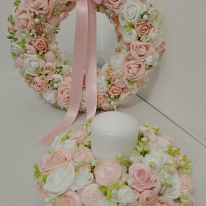 Rózsaszín és fehér virágokkal készült tavaszi kopogtató asztaldísszel - otthon & életmód - dekoráció - ajtó- és ablak dekoráció - ajtódísz & kopogtató - Meska.hu