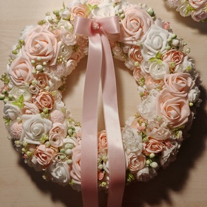 Rózsaszín és fehér virágokkal készült tavaszi kopogtató asztaldísszel - otthon & életmód - dekoráció - ajtó- és ablak dekoráció - ajtódísz & kopogtató - Meska.hu