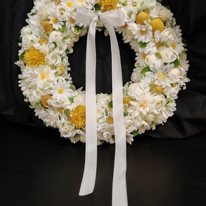 Margarétákkal és fehér virágokkal készült tavaszi kopogtató, Otthon & Életmód, Dekoráció, Ajtó- és ablak dekoráció, Ajtódísz & Kopogtató, Virágkötés, MESKA