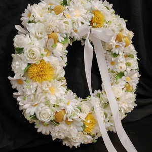 Margarétákkal és fehér virágokkal készült tavaszi kopogtató - otthon & életmód - dekoráció - ajtó- és ablak dekoráció - ajtódísz & kopogtató - Meska.hu