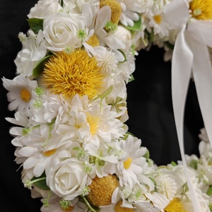 Margarétákkal és fehér virágokkal készült tavaszi kopogtató - otthon & életmód - dekoráció - ajtó- és ablak dekoráció - ajtódísz & kopogtató - Meska.hu