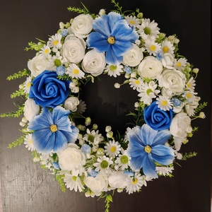 Tavaszi ajtódísz kék és fehér virágokkal - Meska.hu