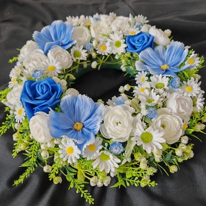 Tavaszi ajtódísz kék és fehér virágokkal - otthon & életmód - dekoráció - ajtó- és ablak dekoráció - ajtódísz & kopogtató - Meska.hu