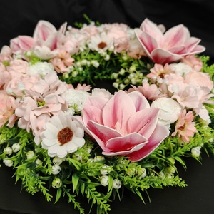 Tavaszi ajtódísz rózsaszín és fehér virágokkal - otthon & életmód - dekoráció - ajtó- és ablak dekoráció - ajtódísz & kopogtató - Meska.hu