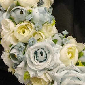 Világoskék és fehér virágokkal készült kopogtató - otthon & életmód - dekoráció - ajtó- és ablak dekoráció - ajtódísz & kopogtató - Meska.hu