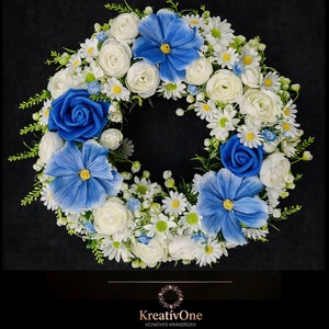 Tavaszi ajtódísz kék és fehér virágokkal, Otthon & Életmód, Dekoráció, Ajtó- és ablak dekoráció, Ajtódísz & Kopogtató, Virágkötés, MESKA