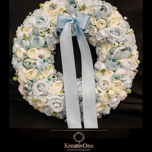 Világoskék-fehér virágos kopogtató, Otthon & Életmód, Dekoráció, Ajtó- és ablak dekoráció, Ajtódísz & Kopogtató, Virágkötés, MESKA