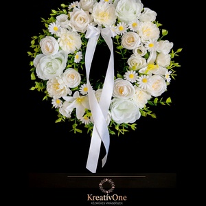 Elegáns ajtódísz fehér virágokkal - Meska.hu