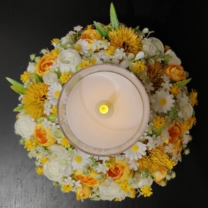 Sárga-fehér virágos tavaszi asztaldísz gyertyával - otthon & életmód - dekoráció - ajtó- és ablak dekoráció - ajtódísz & kopogtató - Meska.hu