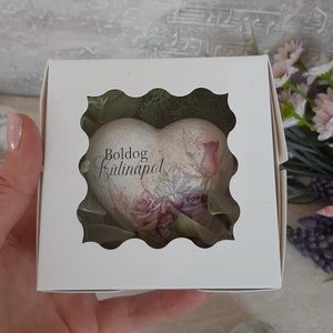 Ajándék szív díszdobozban - otthon & életmód - virágdekoráció - virágdíszek - asztali virágdísz - Meska.hu