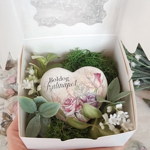 Ajándék szív díszdobozban, Otthon & Életmód, Virágdekoráció, Virágdíszek, Asztali virágdísz, Mindenmás, MESKA