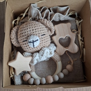 Baba ajándék csomag / babaváró ajándék, Baba - mama, Babalátogató ajándékcsomag, Horgolás, A doboz tartalma:
- 1 db horgolt macis csörgő
- 1 db cumilánc – cumit vagy rágókát leget rátenni
- ..., MESKA