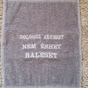 Dolgozz keveset,nem érhet baleset - otthon & életmód - fürdőszoba - törölköző - Meska.hu