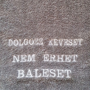 Dolgozz keveset,nem érhet baleset, Otthon & Életmód, Fürdőszoba, Törölköző, Hímzés, MESKA