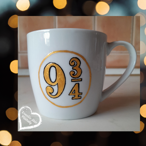 9 és 3/4 festett porcelán bögre:)Születésnap/gyereknap/ballagás/évzáró, Otthon & Életmód, Papír, írószer, Ajándékkísérő, Ajándékozás kellékei, Festészet, MESKA