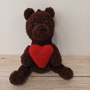 Barnus, amigurumi maci szívvel - Meska.hu