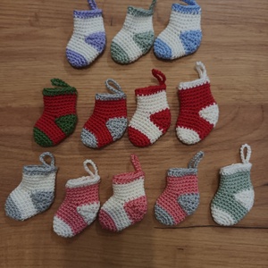Horgolt karácsonyi mini zoknik, Karácsony, Karácsonyi lakásdekoráció, Karácsonyfadíszek, Horgolás, MESKA