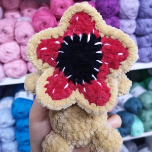  Horgolt Baby Demogorgon figura – Stranger Things rajongói ajándék  – egyedi kézműves, Játék & Sport, Plüssállat & Játékfigura, Plüss mesefigurák, Horgolás, Kézzel készült horgolt Baby Demogorgon figura Stranger Things rajongóknak, egyedi ajándéknak vagy g..., MESKA