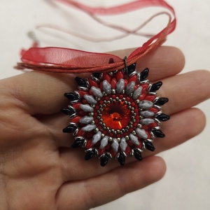 Tüzes piros-fekete nyaklánc Swarovskival, Ékszer, Nyaklánc, Medálos nyaklánc, Gyöngyfűzés, gyöngyhímzés, MESKA