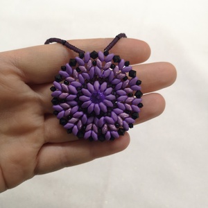 Üde lila nyaklánc Swarowskival, Ékszer, Nyaklánc, Medálos nyaklánc, Gyöngyfűzés, gyöngyhímzés, MESKA