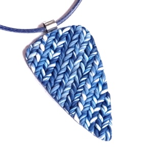 Kék, kötött mintás ékszergyurma nyaklánc , Ékszer, Nyaklánc, Medálos nyaklánc, Ékszerkészítés, Gyurma, MESKA