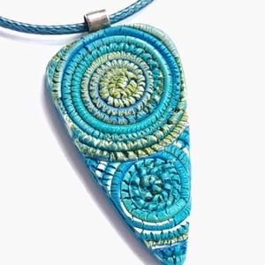 Kék mintás, spirálos ékszergyurma nyaklánc , Ékszer, Nyaklánc, Medálos nyaklánc, Ékszerkészítés, Gyurma, MESKA