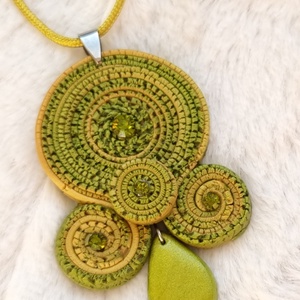 Zöld-arany tekercsek - ékszergyurma nyaklánc - Meska.hu
