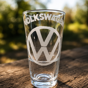 Egyedi kézzel gravírozott Volkswagen üvegpohár (420 ml) � Ajándék autórajongóknak - otthon & életmód - konyhafelszerelés, tálalás - tálalás - pohár - Meska.hu