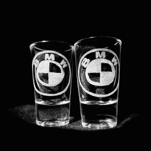 BMW logós kézzel gravírozott pálinkás pohár készlet (2 db / pár) � Egyedi ajándék autórajongóknak - Meska.hu