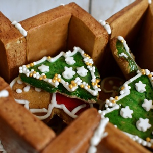 Mézeskalács doboz fenyőfa - karácsony - karácsonyi lakásdekoráció - karácsonyi lakásdíszek - Meska.hu