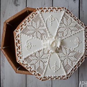 Mézeskalács doboz fehér hímzett, rózsás  - Meska.hu